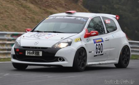 La Renault Clio des pilotes saoudiens Zuhour Nadir et El Owais Mahammed. La Renault Clio des pilotes saoudiens Zuhour Nadir et El Owais Mahammed.