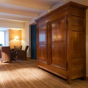 Ambiance moderne et meuble ancien