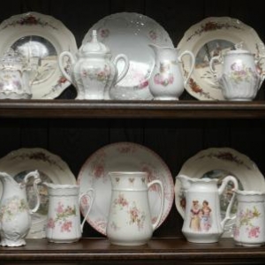 serie d assiettes+ sucriers+ pots a lait