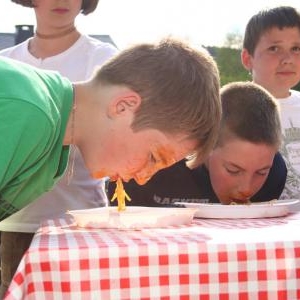 concours de manger de spaghettis 