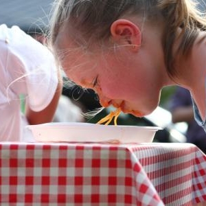 concours de manger de spaghettis 