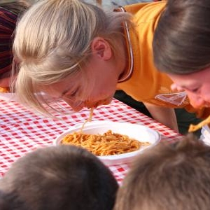 concours de manger de spaghettis 