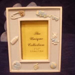 porte phot bebe bleu epingle 2.35 euros garni h11 x 9 cm