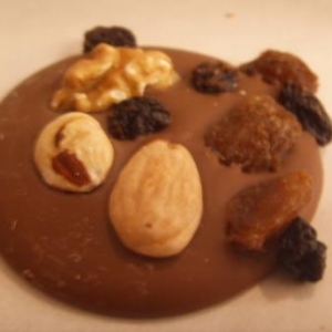 Mendiants Chocolat lait avec noisettes raisins fruits confits