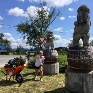 Achouffe-Fontenaille, Célie Desmeth et son tour de Belgique avec une brouette