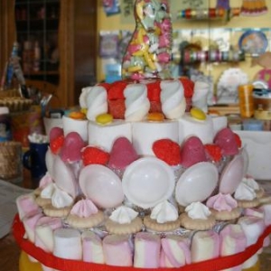 pour un anniversaire: assemblage de patisseries (farine et sel, puis coloration et passage au four: non comestible, decoratif)