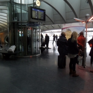 Chauffoirs Guillemins (les seuls bancs, un cercle froid inconfortable autour des piliers, trouvent rarement prneur.