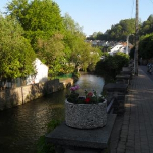 Une vue du sud vers le nord, avce degagement sur l'Ourthe. A droite, l'adret est encore sous ombre. Il est 9 heures, le 26.05.2012