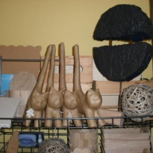 A peindre. A droite, oeuvre d'art en Powertex (imite la pierre)