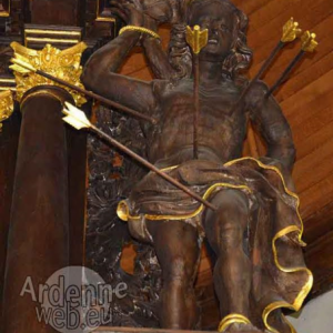 Saint-Sebastien, eglise de Houffalize. Remarquer l'implantation des fleches, dont l'une perpendiculaire, au nombril.