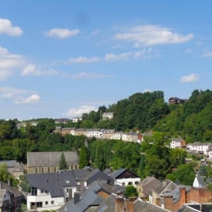 Bois des moines. Une ligne de maisonnettes bien ardennaises marque la vieille route de Liège escaladant rapidement la côte.