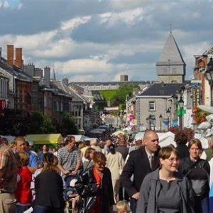 Bastogne, grand-rue, jour de braderie. Image Office du Tourisme.