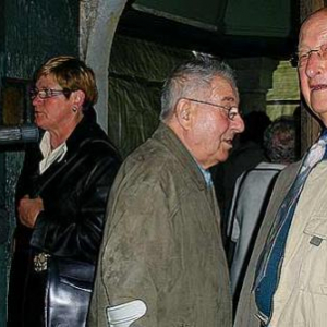 Une image de Georges Deumer (au centre), une des deux Georges anciens bourgmestres avant la fusion des communes et deux fois échevin d'affilé après. Photo ardenneweb, chapelle ND de Forêt à Houffalize. 