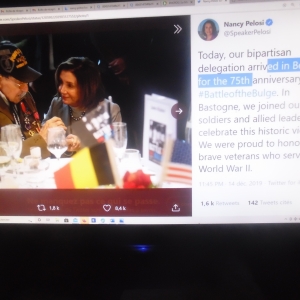 Avec un vétéran. Bastogne, 19.12.2020. Extrait du site propre de Nancy Pelosi, présidente de la Chambre des USA.