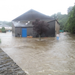 Hall polyvalent. À droite, le lit de l'Ourthe.