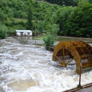 Le bief et la roue de l'ancien moulin Lemaire, réhabilités par Fernand Dislaire. En aval de Vayamundo 