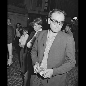 Jean-Luc Godard. À l'époque des débuts de Bardot et Belmondo. À la demande de tout ayant droit, cette image sera retirée.