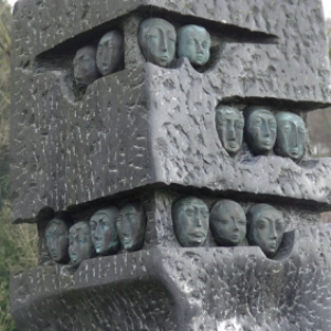 Monument aux victimes, près de l'église.