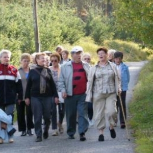 Un groupe de seniors houffalois en balade. Entre la Gloriette et l'Ermitage. Octobre 2007.
