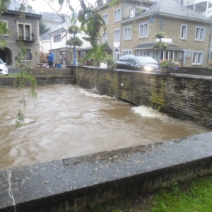 L'Ourthe se précipite sous le pont de la rue Porte à l'Eau (Résidence de l'Ourthe)