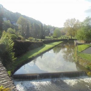 Minigolf (à gauche de la rivière de la haie et du ruban "miniravel"): mini cascade sur l'Ourthe, en aval  du golf.