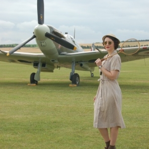 Tennis woman devant un Spitfire Vb