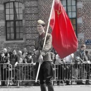 Soldat russe porte drapeau