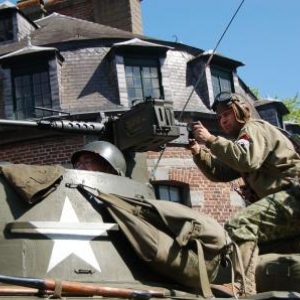 Soldat US avec mitrailleuse sur M8