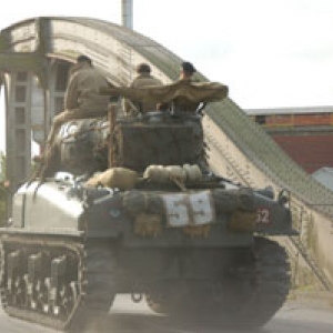 Sherman traversant un pont
