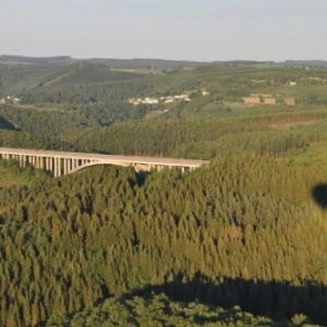 le pont de l'autoroute en montgolfiere