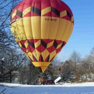 Saint-Valentin magique: vol en montgolfière dans la neige