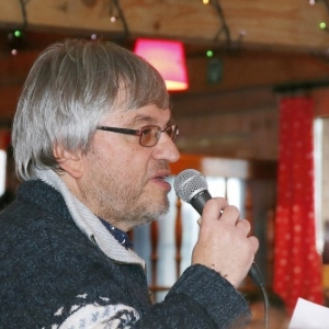 Au sein du chalet gruyerien, Pierre Luthers au micro (c) Jacques Baudoux