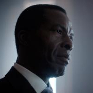 Isaach de Bankolé (Denis Mukwege), dans « Muganga. Celui qui soigne » (Marie-Hélène Roux) © « L’Atelier d’Images »