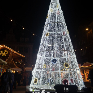 Sur la place d’Armes ⓒ « Colors Production » ⓒ Photo : info>>bw.com