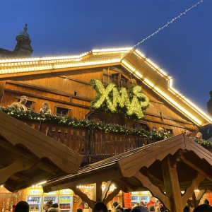 L'impressionnant Chatet suisse de la place d’Armes ⓒ « Colors Prod. » ⓒ Ph. : Ugo Arquin/« L’Avenir »
