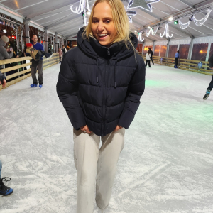 Sur la glace, l'échevine des Fêtes montre l'exemple ⓒ Photo : Murielle Lecocq