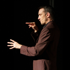 Julien, traducteur en langue des signes © Marie-Christine Paquot/« EOP »