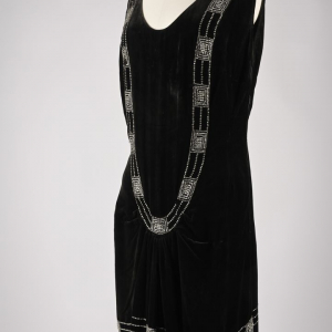 « Robe de Cocktail » (velours de soie et strass/Jean Patou/1925) © Photo : Alain Leprince