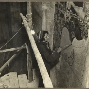 « Odette Pauvert peignant à Fresque sur le Chantier de l’église du Saint-Esprit » (Anonyme/1932) © Collection particulière © Photo : Alain Leprince