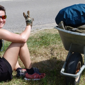 Célie Desmeth et son tour de Belgique avec une brouette