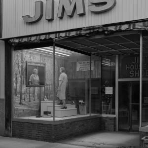 Jim’s House of Shoes (Eveningside) – 2021-2022 – Digital pigment print – 106 x 135,5 cm – Courtesy Gregory Crewdson, Galerie Templon