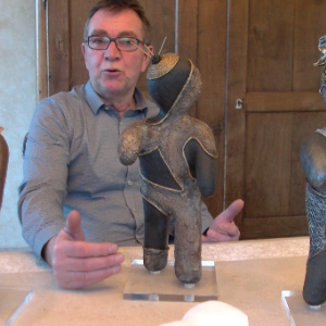 Philippe Robert membre du Kiwanis présente quelques Kdolls réalisées par son épouse, une des artistes bénévoles.