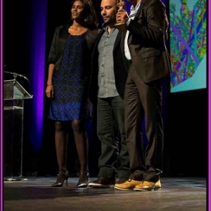 Nabil Ben Yadir entoure des acteurs de Timbuktu, Bayard d'Or du Meilleur film