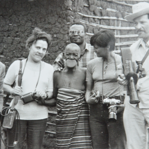 En 1957 Marcel Thonnon filme la dernière femme qui porte le plateau en Afrique