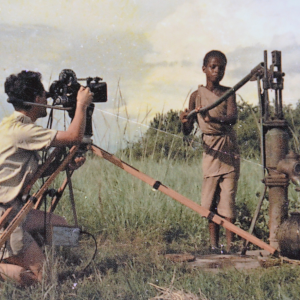 Marcel Thonnon filme une jolie Rwandaise. Rwanda 1958 Marcel Thonnon cinéaste pour InforCongo