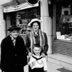Jean-Marie Lesage habillé en marin pour sa première communion en 1957 devant la librairie des grands parents en compagnie de sa maman Lili Lesage D'aulne et sa grand-mère Daulne Tinant .
