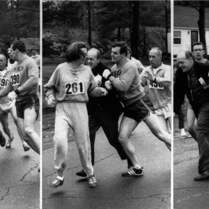 L'arbitre Jock Semple tente d’expulser la coureuse Katherine Switzer du marathon de Boston, réservé aux hommes, 1967 © Photo de Harry Trask