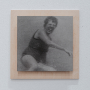 Madou rigole, 1967 _ 1993, élément extrait de la série 1967_1993, tirage argentique contrecollé _ recadrage d’une photo de famille (auteur anonyme). © Chantal Maes © Photo Leslie Artamonow