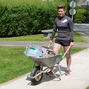 Célie Desmeth et son tour de Belgique avec une brouette