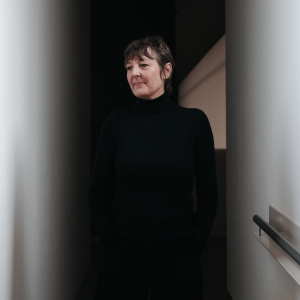 Portrait de Chantal Maes au BPS22, 2026. © Photo Leslie Artamonow